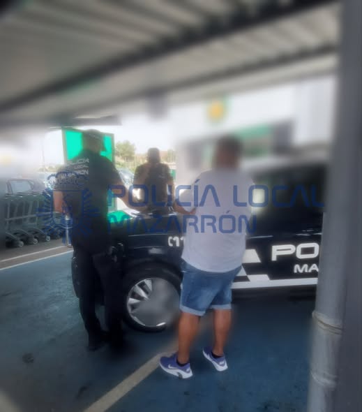 se identifica a un varón cometiendo presunto delito de estafa al encontrarse pidiendo dinero en nombre de una asociación de personas con necesidades especiales.