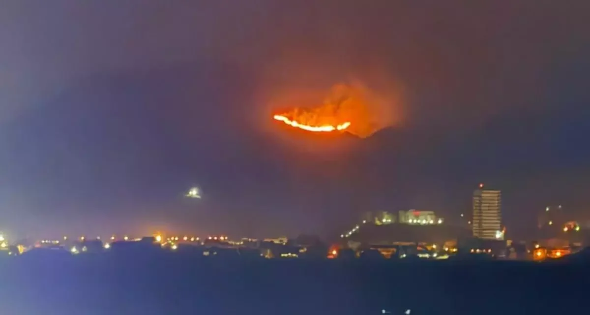 Un rayo provoca un aparatoso incendio de madrugada en la sierra de Mazarrón: dos helicópteros se movilizan a la zona y se activa el Plan Infomur