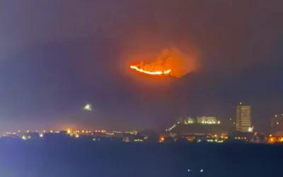 Un rayo provoca un aparatoso incendio de madrugada en la sierra de Mazarrón: dos helicópteros se movilizan a la zona y se activa el Plan Infomur