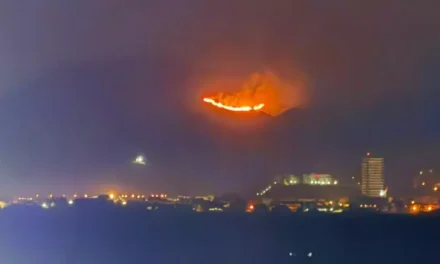 Un rayo provoca un aparatoso incendio de madrugada en la sierra de Mazarrón: dos helicópteros se movilizan a la zona y se activa el Plan Infomur