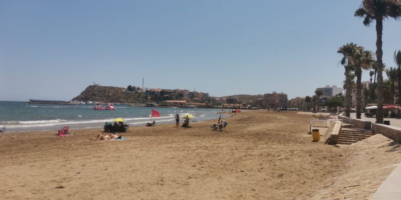 Cerrada la playa del Puerto de Mazarrón por la presencia de aguas fecales