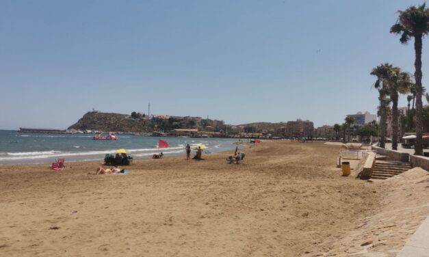 Cerrada la playa del Puerto de Mazarrón por la presencia de aguas fecales