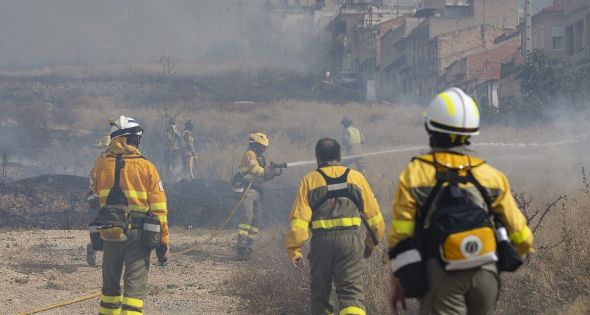Los bomberos forestales de la Región desconvocan la huelga tras el acuerdo para mejorar un 30% el salario