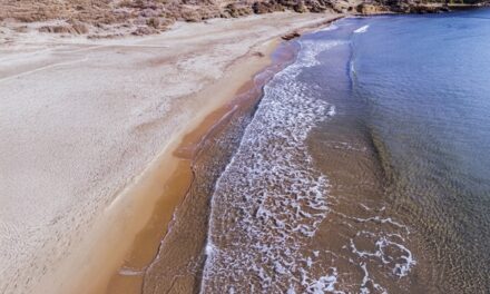 En la Región de Murcia también está prohibido fumar en las playas de El Rihuete, Bahía Chica, El Castellar, La Reya y Nares en Mazarrón;