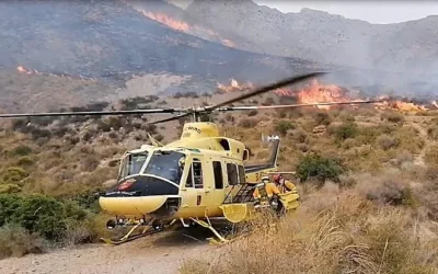 Desalojan a decenas de bañistas y vecinos por un incendio en las calas de Bolnuevo en Mazarrón