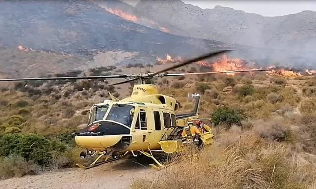 Desalojan a decenas de bañistas y vecinos por un incendio en las calas de Bolnuevo en Mazarrón