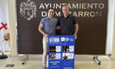 Mazarrón presenta la sexta edición del Festival Internacional de Música de Cámara Mazarrón apuesta un año más por la cultura con el VI Festival Internacional de Música de Cámara (FIMM). Esta mañana se ha presentado oficialmente una nueva edición del Festival Internacional de Música de Cámara de Mazarrón, que se celebrará del 6 al 9 de julio, dentro de la programación de Mares de Papel 2026. En la presentación han participado el concejal de Cultura, Jorge Durán, y el catedrático de violín Antonio García Egea, quienes han dado a conocer una programación de primer nivel que reunirá a destacados artistas nacionales e internacionales. Todos los conciertos tendrán lugar en el Complejo Deportivo, a las 22:00 horas (apertura de puertas a las 21:00 horas), con entrada gratuita hasta completar aforo. Una cita imprescindible para disfrutar de la música en directo y seguir consolidando a Mazarrón como un referente cultural durante el verano