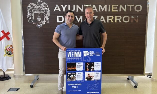 Mazarrón presenta la sexta edición del Festival Internacional de Música de Cámara Mazarrón apuesta un año más por la cultura con el VI Festival Internacional de Música de Cámara (FIMM). Esta mañana se ha presentado oficialmente una nueva edición del Festival Internacional de Música de Cámara de Mazarrón, que se celebrará del 6 al 9 de julio, dentro de la programación de Mares de Papel 2026. En la presentación han participado el concejal de Cultura, Jorge Durán, y el catedrático de violín Antonio García Egea, quienes han dado a conocer una programación de primer nivel que reunirá a destacados artistas nacionales e internacionales. Todos los conciertos tendrán lugar en el Complejo Deportivo, a las 22:00 horas (apertura de puertas a las 21:00 horas), con entrada gratuita hasta completar aforo. Una cita imprescindible para disfrutar de la música en directo y seguir consolidando a Mazarrón como un referente cultural durante el verano