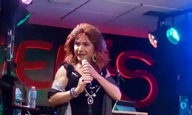 Frank Cano es un cantante fuertemente vinculado a la escena musical de la canción española, la copla y la música melódica. Su trayectoria tiene dos puntos geográficos clave muy marcados: