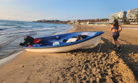 Llegada de una patera a la playa canina del Castellar en Puerto de Mazarrón