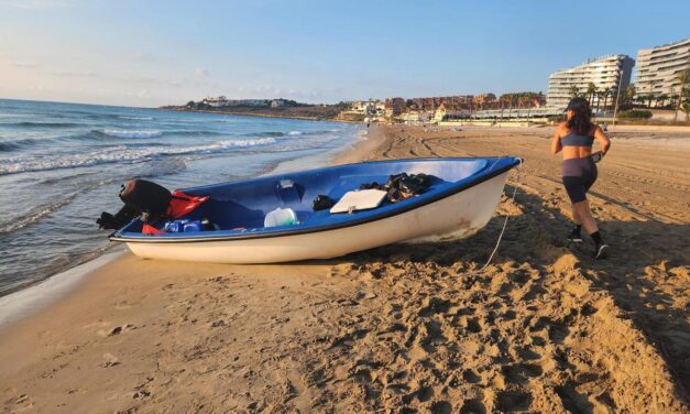 Llegada de una patera a la playa canina del Castellar en Puerto de Mazarrón