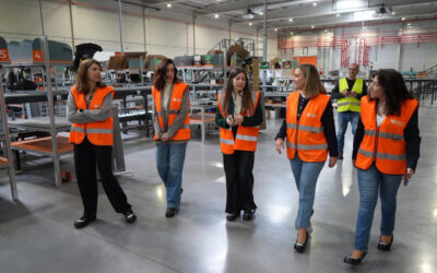 Política Social dará ayudas de hasta 3.000 euros para que las empresas con menos de 50 trabajadores implanten planes de igualdad El Gobierno regional da continuidad a esta iniciativa para promover la igualdad real entre mujeres y hombres también en las empresas que no tienen la obligatoriedad legal de elaborar e implantar estos planes El plazo para presentar la solicitud a estas ayudas finaliza el 16 de septiembre  La Consejería de Política Social, Familias e Igualdad impulsa los planes de igualdad en las empresas que tienen menos de 50 trabajadores. El Gobierno regional da continuidad a esta iniciativa para promover la implantación de estos planes en las empresas que no están obligadas a tenerlos, con el objetivo de seguir avanzando hacia la igualdad real entre mujeres y hombres.  La segunda edición de esta convocatoria, publicada en el Boletín Oficial de la Región de Murcia (BORM), establece los detalles de estas ayudas a las que pueden acceder aquellas empresas con sede en la Región de Murcia que tengan una plantilla de entre 10 y 49 trabajadores. El Ejecutivo regional destina una financiación total de 60.000 euros de fondos propios de la Comunidad y el importe máximo al que puede optar cada empresa beneficiaria es de 3.000 euros. La finalidad de estas ayudas es que las empresas de menos de 50 trabajadores elaboren e implanten un plan de igualdad, que constituye una medida para favorecer la conciliación laboral y familiar, prevenir el acoso sexual, combatir la discriminación por razón de género, así como mejorar la productividad empresarial al facilitar las mismas condiciones de trabajo para toda la plantilla. Para obtener esta subvención las empresas beneficiarias deberán cumplir una serie de requisitos, entre ellos haber firmado el compromiso para la implantación voluntaria de su primer plan de igualdad. El plazo de presentación de las solicitudes finaliza el 16 de septiembre. Las empresas interesadas en participar en esta convocatoria deben cumplimentar un formulario específico del procedimiento electrónico 2500 ‘Subvenciones Planes Igualdad Empresas’, que se encuentra disponible en la sede electrónica de la Comunidad Autónoma de la Región de Murcia, sede.carm.es. El plazo de ejecución se extiende desde el 1 de enero hasta el 31 de diciembre de 2027. A lo largo de ese periodo las empresas beneficiarias deberán elaborar su plan de igualdad y realizar, al menos, tres de las medidas previstas en ese documento.