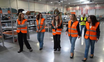 Política Social dará ayudas de hasta 3.000 euros para que las empresas con menos de 50 trabajadores implanten planes de igualdad El Gobierno regional da continuidad a esta iniciativa para promover la igualdad real entre mujeres y hombres también en las empresas que no tienen la obligatoriedad legal de elaborar e implantar estos planes El plazo para presentar la solicitud a estas ayudas finaliza el 16 de septiembre  La Consejería de Política Social, Familias e Igualdad impulsa los planes de igualdad en las empresas que tienen menos de 50 trabajadores. El Gobierno regional da continuidad a esta iniciativa para promover la implantación de estos planes en las empresas que no están obligadas a tenerlos, con el objetivo de seguir avanzando hacia la igualdad real entre mujeres y hombres.  La segunda edición de esta convocatoria, publicada en el Boletín Oficial de la Región de Murcia (BORM), establece los detalles de estas ayudas a las que pueden acceder aquellas empresas con sede en la Región de Murcia que tengan una plantilla de entre 10 y 49 trabajadores. El Ejecutivo regional destina una financiación total de 60.000 euros de fondos propios de la Comunidad y el importe máximo al que puede optar cada empresa beneficiaria es de 3.000 euros. La finalidad de estas ayudas es que las empresas de menos de 50 trabajadores elaboren e implanten un plan de igualdad, que constituye una medida para favorecer la conciliación laboral y familiar, prevenir el acoso sexual, combatir la discriminación por razón de género, así como mejorar la productividad empresarial al facilitar las mismas condiciones de trabajo para toda la plantilla. Para obtener esta subvención las empresas beneficiarias deberán cumplir una serie de requisitos, entre ellos haber firmado el compromiso para la implantación voluntaria de su primer plan de igualdad. El plazo de presentación de las solicitudes finaliza el 16 de septiembre. Las empresas interesadas en participar en esta convocatoria deben cumplimentar un formulario específico del procedimiento electrónico 2500 ‘Subvenciones Planes Igualdad Empresas’, que se encuentra disponible en la sede electrónica de la Comunidad Autónoma de la Región de Murcia, sede.carm.es. El plazo de ejecución se extiende desde el 1 de enero hasta el 31 de diciembre de 2027. A lo largo de ese periodo las empresas beneficiarias deberán elaborar su plan de igualdad y realizar, al menos, tres de las medidas previstas en ese documento.