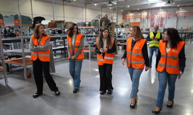 Política Social dará ayudas de hasta 3.000 euros para que las empresas con menos de 50 trabajadores implanten planes de igualdad El Gobierno regional da continuidad a esta iniciativa para promover la igualdad real entre mujeres y hombres también en las empresas que no tienen la obligatoriedad legal de elaborar e implantar estos planes El plazo para presentar la solicitud a estas ayudas finaliza el 16 de septiembre  La Consejería de Política Social, Familias e Igualdad impulsa los planes de igualdad en las empresas que tienen menos de 50 trabajadores. El Gobierno regional da continuidad a esta iniciativa para promover la implantación de estos planes en las empresas que no están obligadas a tenerlos, con el objetivo de seguir avanzando hacia la igualdad real entre mujeres y hombres.  La segunda edición de esta convocatoria, publicada en el Boletín Oficial de la Región de Murcia (BORM), establece los detalles de estas ayudas a las que pueden acceder aquellas empresas con sede en la Región de Murcia que tengan una plantilla de entre 10 y 49 trabajadores. El Ejecutivo regional destina una financiación total de 60.000 euros de fondos propios de la Comunidad y el importe máximo al que puede optar cada empresa beneficiaria es de 3.000 euros. La finalidad de estas ayudas es que las empresas de menos de 50 trabajadores elaboren e implanten un plan de igualdad, que constituye una medida para favorecer la conciliación laboral y familiar, prevenir el acoso sexual, combatir la discriminación por razón de género, así como mejorar la productividad empresarial al facilitar las mismas condiciones de trabajo para toda la plantilla. Para obtener esta subvención las empresas beneficiarias deberán cumplir una serie de requisitos, entre ellos haber firmado el compromiso para la implantación voluntaria de su primer plan de igualdad. El plazo de presentación de las solicitudes finaliza el 16 de septiembre. Las empresas interesadas en participar en esta convocatoria deben cumplimentar un formulario específico del procedimiento electrónico 2500 ‘Subvenciones Planes Igualdad Empresas’, que se encuentra disponible en la sede electrónica de la Comunidad Autónoma de la Región de Murcia, sede.carm.es. El plazo de ejecución se extiende desde el 1 de enero hasta el 31 de diciembre de 2027. A lo largo de ese periodo las empresas beneficiarias deberán elaborar su plan de igualdad y realizar, al menos, tres de las medidas previstas en ese documento.