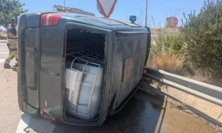 Huye tras estrellarse en Mazarrón con una furgoneta cargada de litros de gasolina destinados al abastecimiento de narcolanchas