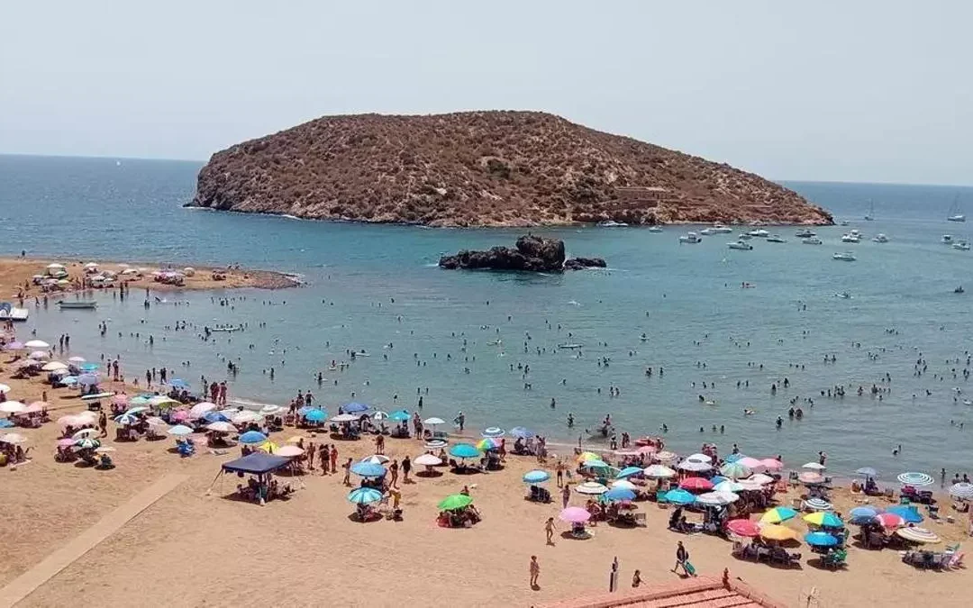 Vecinos y ecologistas exigen un control urgente ante fondeos ilegales y fiestas en La Isla de Mazarrón