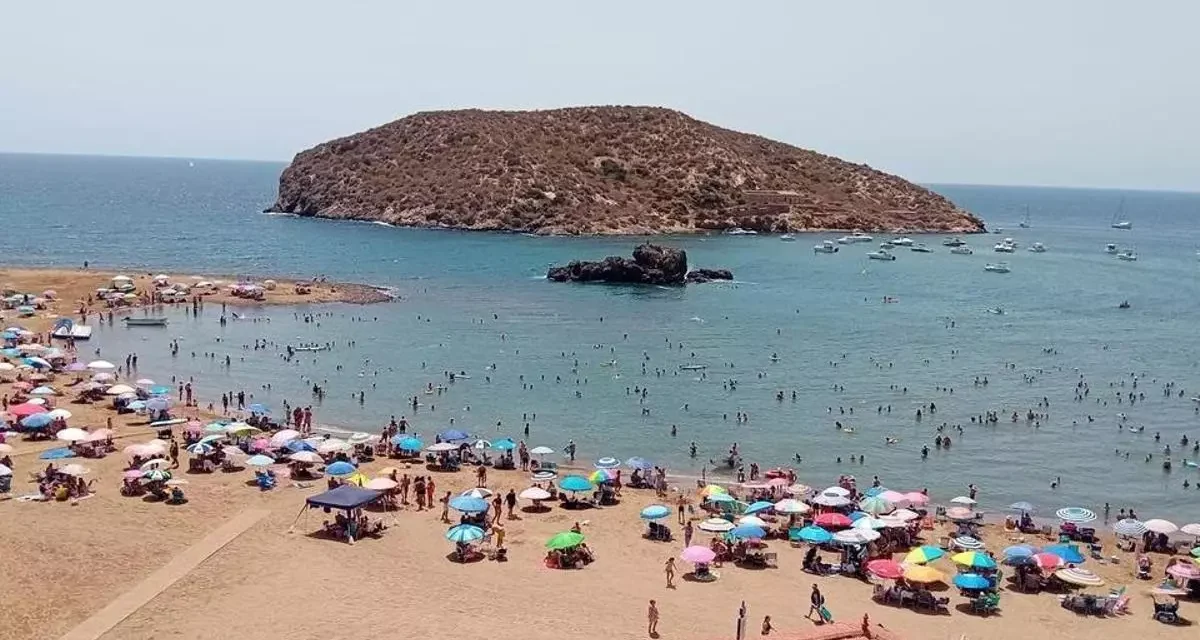 Vecinos y ecologistas exigen un control urgente ante fondeos ilegales y fiestas en La Isla de Mazarrón