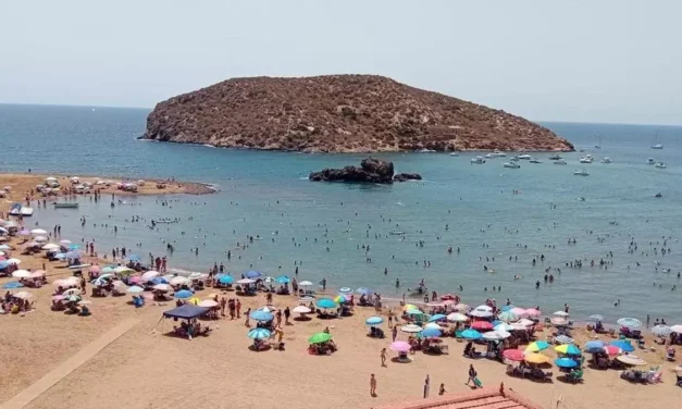Vecinos y ecologistas exigen un control urgente ante fondeos ilegales y fiestas en La Isla de Mazarrón