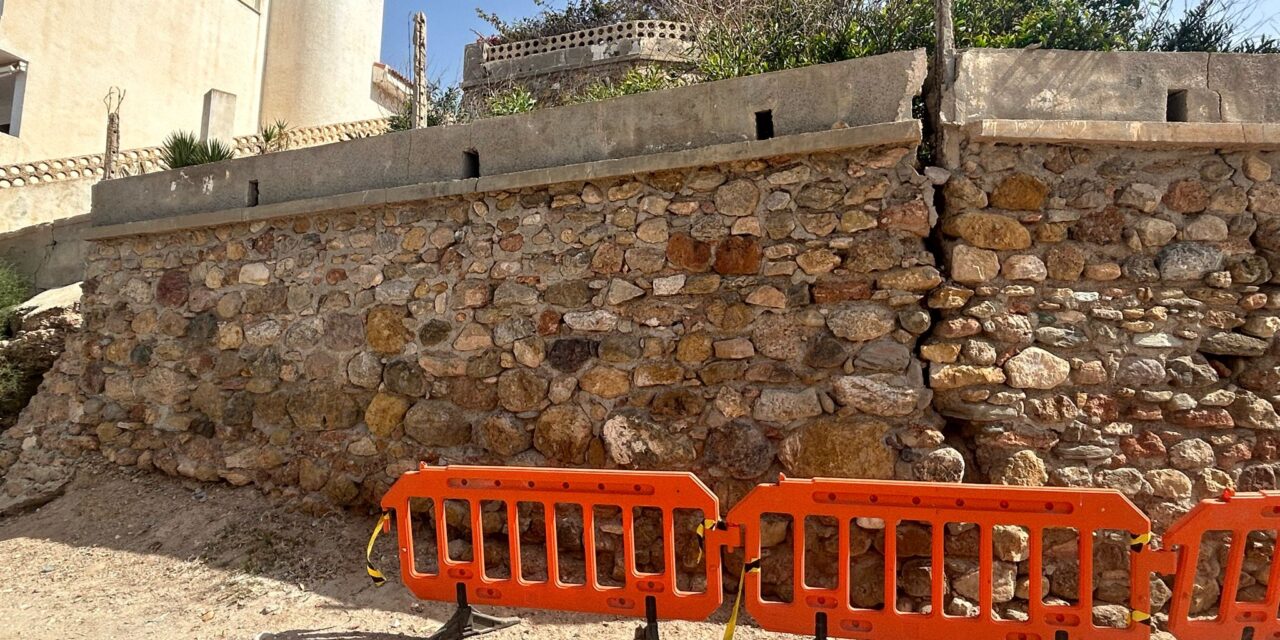 MC denuncia la enorme grieta en un muro del itinerario turístico La Azohía-Isla Plana y alerta del riesgo de derrumbe