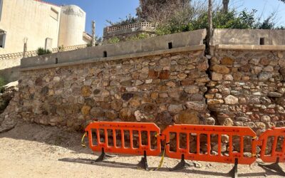 MC denuncia la enorme grieta en un muro del itinerario turístico La Azohía-Isla Plana y alerta del riesgo de derrumbe