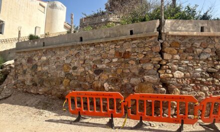 MC denuncia la enorme grieta en un muro del itinerario turístico La Azohía-Isla Plana y alerta del riesgo de derrumbe