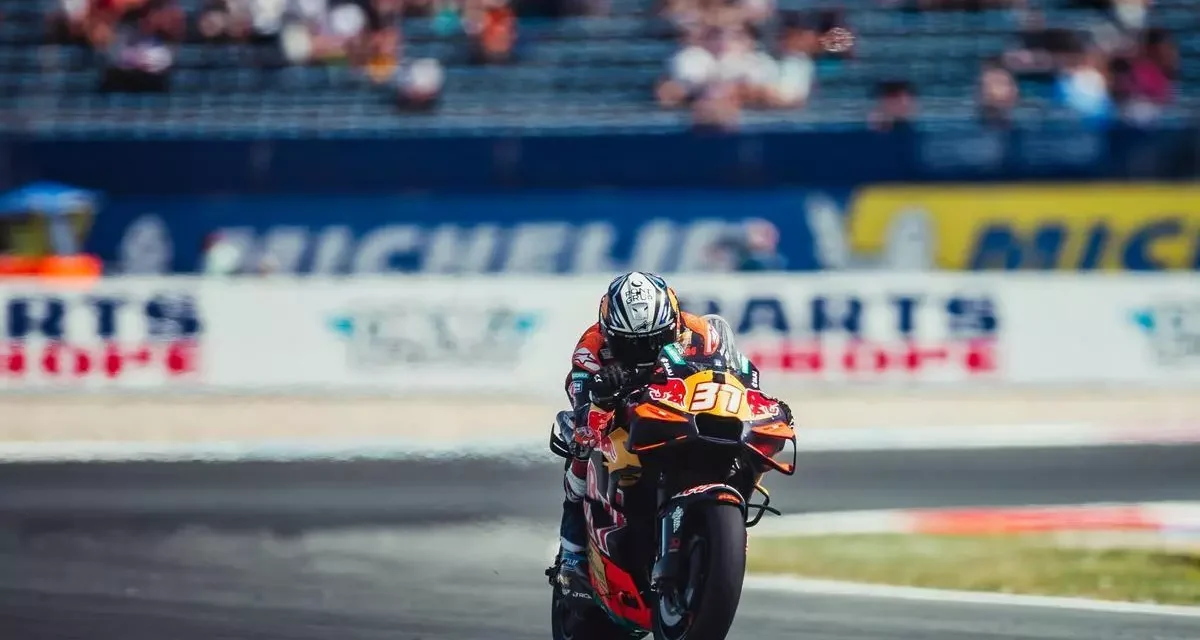 Pedro Acosta, quinto en Silverstone tras una carrera de supervivencia