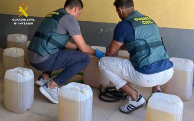 Dos detenidos por ‘petaqueo’ tras llenar de gasolina una furgoneta con 77 garrafas