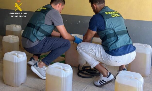 Dos detenidos por ‘petaqueo’ tras llenar de gasolina una furgoneta con 77 garrafas