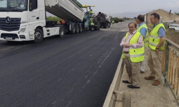 La Comunidad Autónoma mejora el firme del puente sobre el río Guadalentín, en la carretera regional que une Totana con Mazarrón