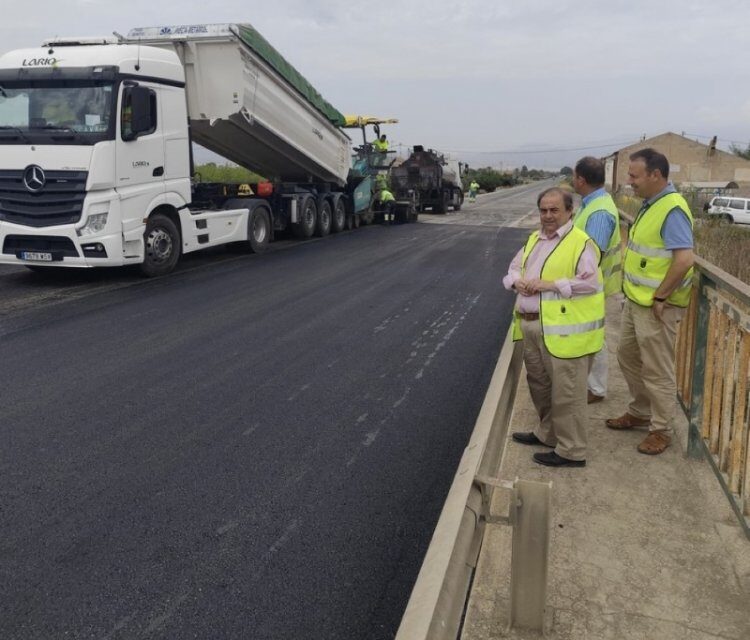 La Comunidad Autónoma mejora el firme del puente sobre el río Guadalentín, en la carretera regional que une Totana con Mazarrón