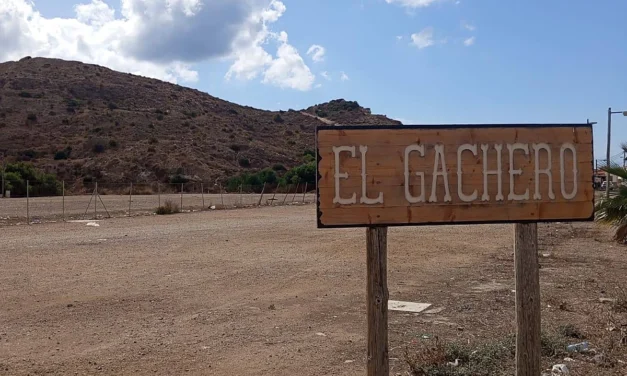 El proyecto de 430 viviendas en la playa de La Isla de Mazarrón avanza con la descontaminación del terreno
