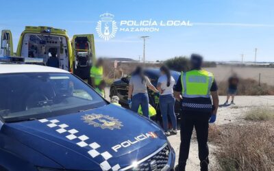 Agentes de Policía Local Mazarrón , cuando finalizaban su turno y se dirigían a dependencias policiales por la carretera RM-332, se encontraron con un accidente de tráfico que acababa de producirse a la altura de la gasolinera Garcerán.
