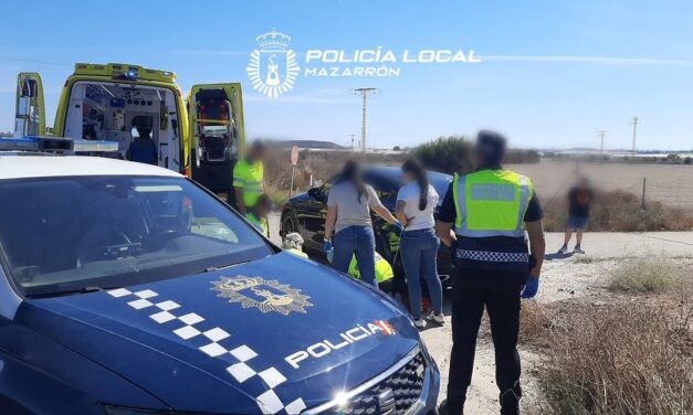 Agentes de Policía Local Mazarrón , cuando finalizaban su turno y se dirigían a dependencias policiales por la carretera RM-332, se encontraron con un accidente de tráfico que acababa de producirse a la altura de la gasolinera Garcerán.
