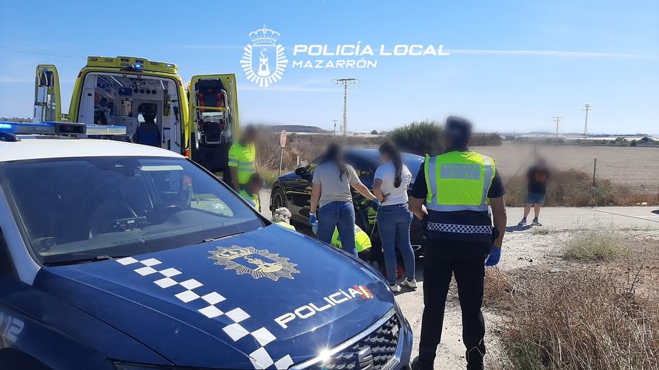 Agentes de Policía Local Mazarrón , cuando finalizaban su turno y se dirigían a dependencias policiales por la carretera RM-332, se encontraron con un accidente de tráfico que acababa de producirse a la altura de la gasolinera Garcerán.